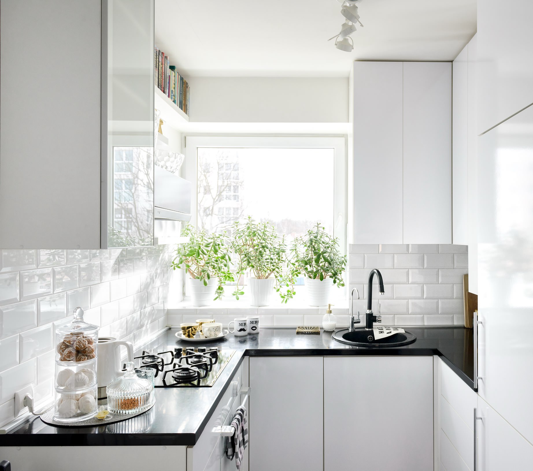 Дизайн кухни с мойкой у окна - лучшие решения для интерьера на фото от SALON