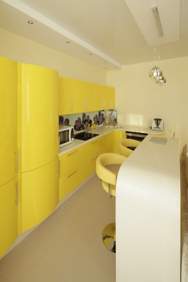 Bild på ett funkis kök, med gula skåp