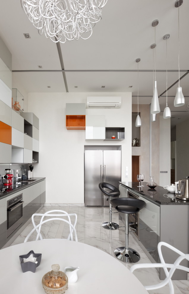 Exempel på ett modernt linjärt kök med öppen planlösning, med släta luckor, grå skåp, en halv köksö och vitt golv