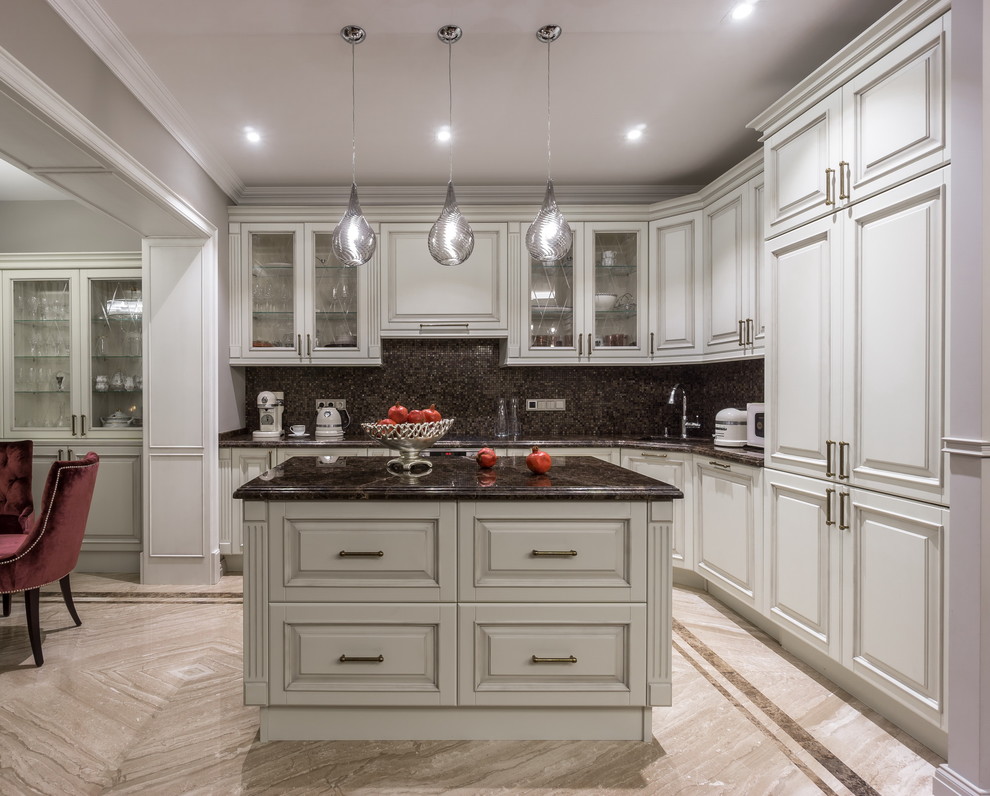 Exempel på ett stort klassiskt kök, med en undermonterad diskho, vita skåp, marmorbänkskiva, brunt stänkskydd, vita vitvaror, marmorgolv, en köksö, luckor med upphöjd panel och stänkskydd i mosaik