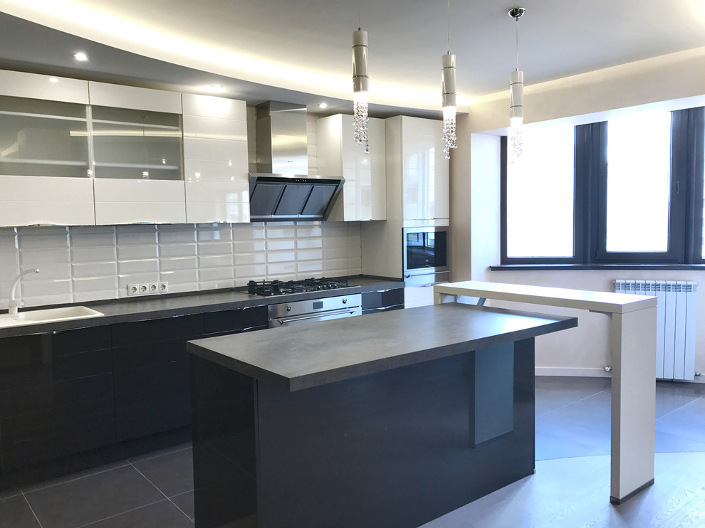 Einzeilige Moderne Wohnküche mit Kücheninsel in Sonstige