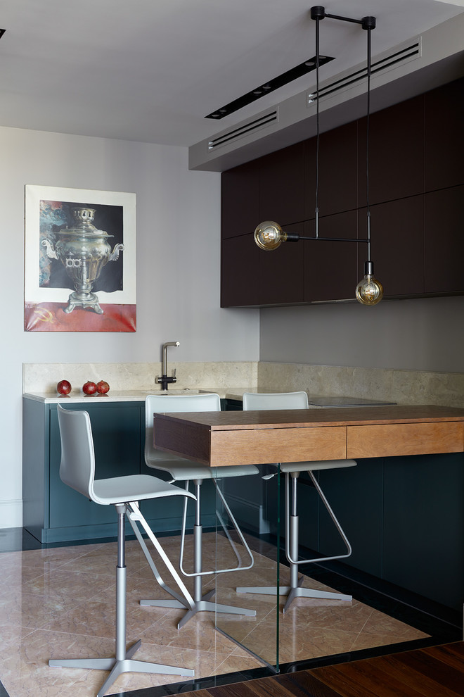 Offene Moderne Küche in U-Form mit flächenbündigen Schrankfronten, blauen Schränken und Halbinsel in Sonstige