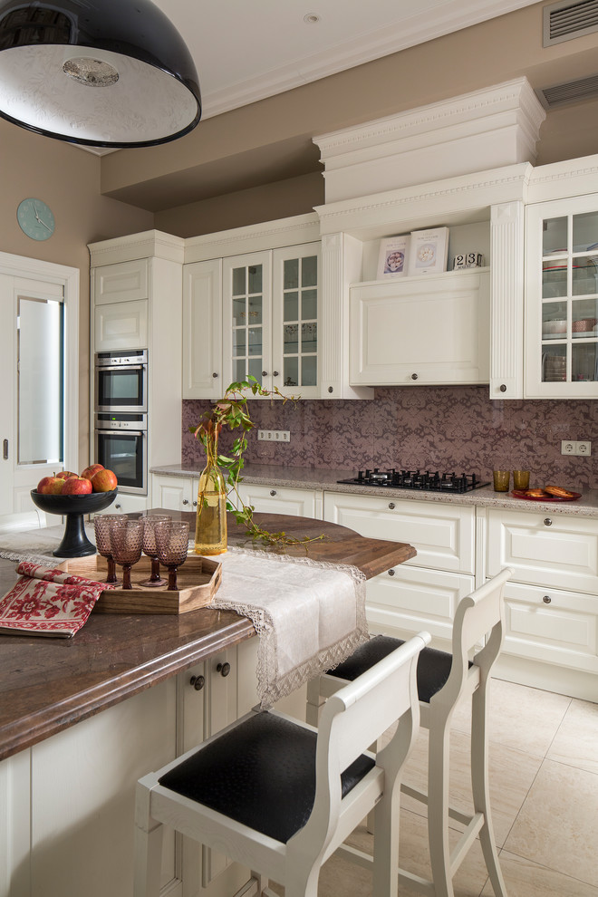 Foto på ett avskilt vintage linjärt kök, med luckor med upphöjd panel, vita skåp, rostfria vitvaror, en köksö och beiget golv