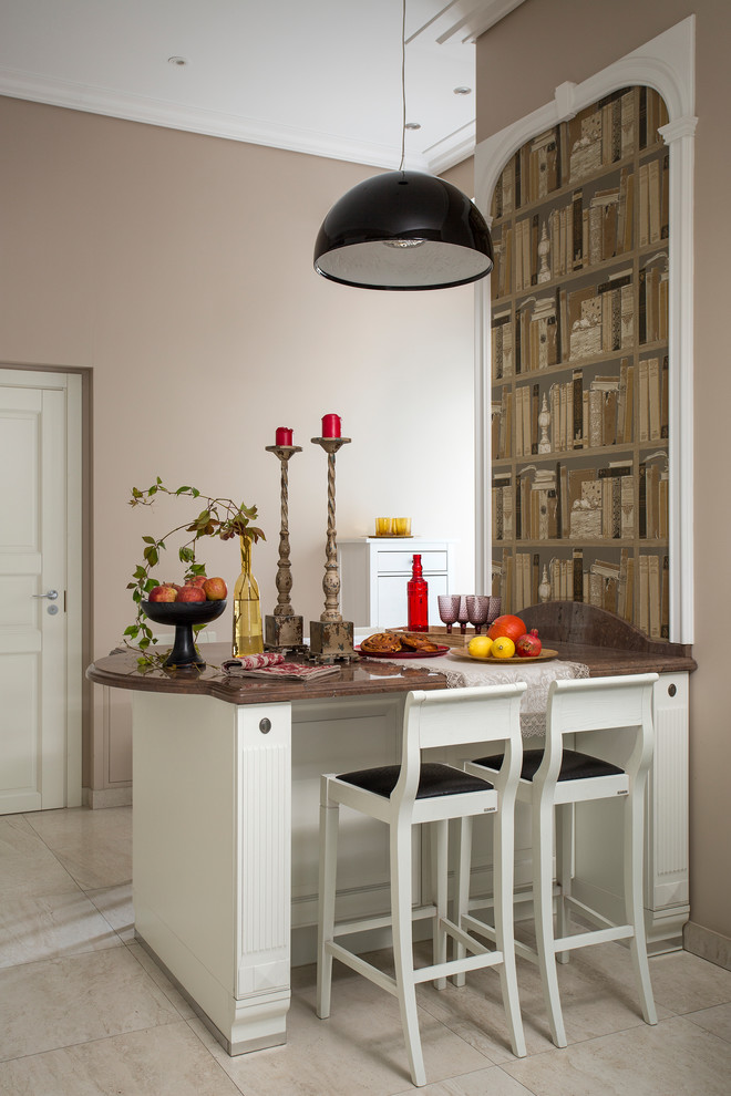 Idées déco pour une cuisine linéaire classique fermée avec des portes de placard blanches, îlot, un sol beige et papier peint.