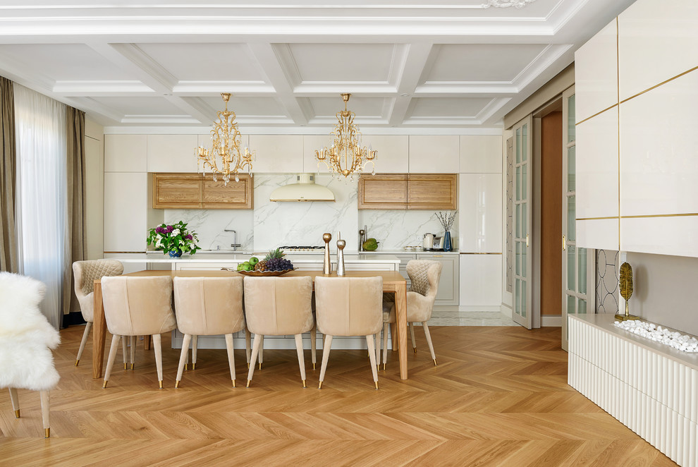 Offene, Einzeilige Moderne Küche mit braunem Holzboden, braunem Boden, Küchenrückwand in Weiß und Kücheninsel in Sonstige