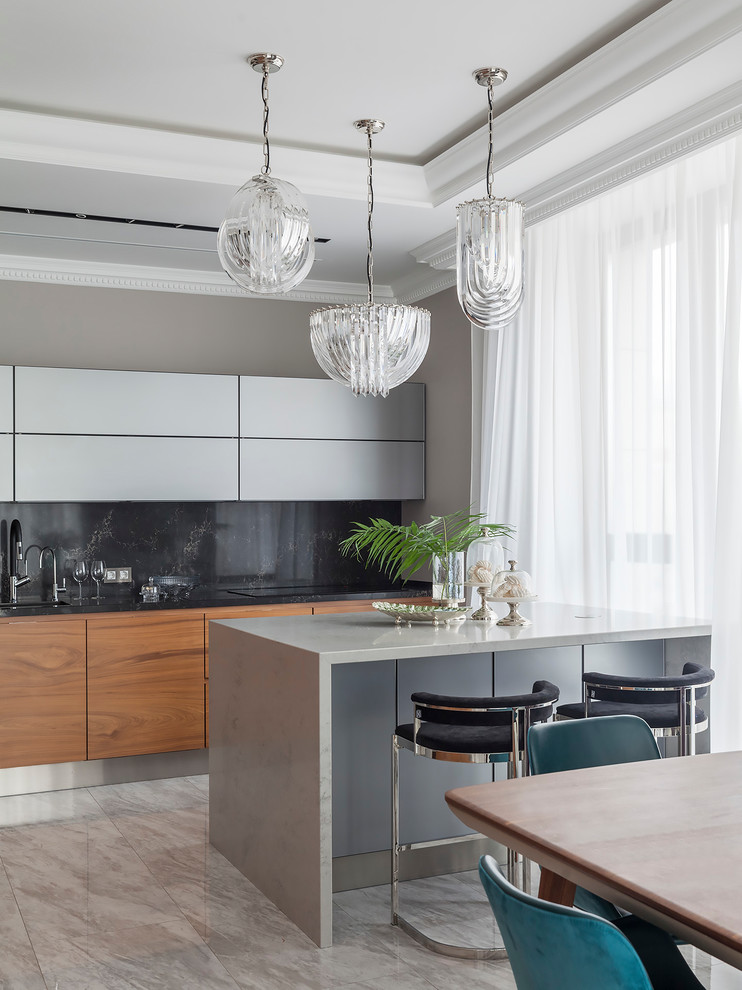 Einzeilige Moderne Wohnküche mit flächenbündigen Schrankfronten, grauen Schränken, Küchenrückwand in Schwarz, Kücheninsel, grauem Boden und grauer Arbeitsplatte in Moskau