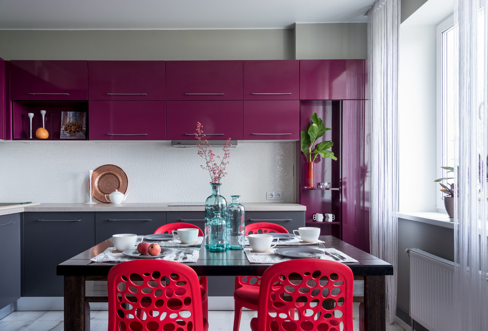 На фото: угловая кухня в современном стиле с обеденным столом, плоскими фасадами, фиолетовыми фасадами, белым фартуком и белым полом без острова с