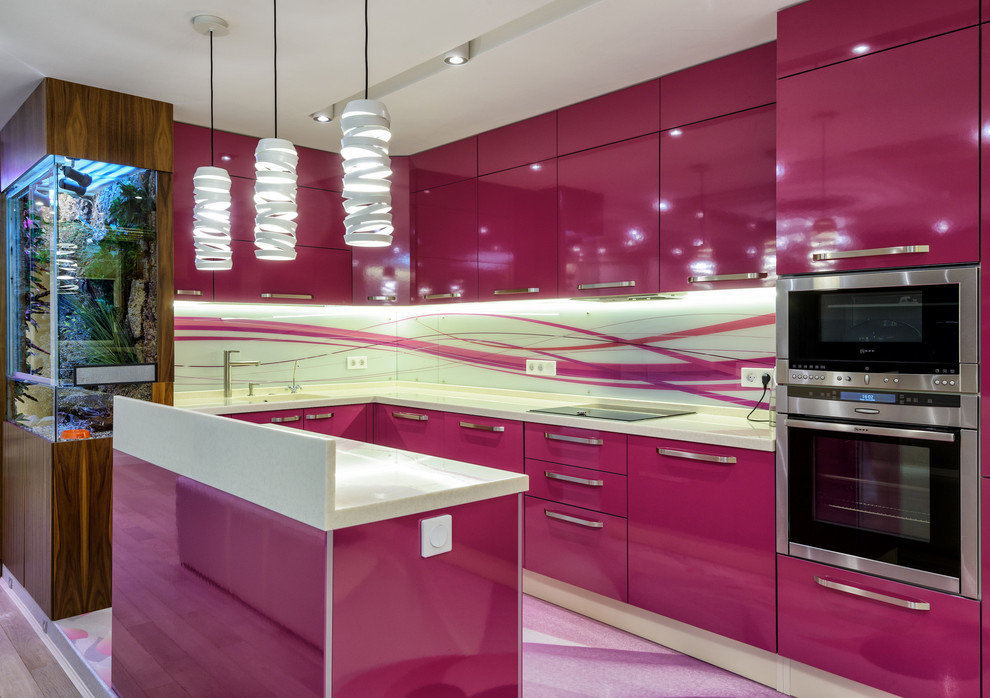 Offene Moderne Küche in L-Form mit flächenbündigen Schrankfronten, bunter Rückwand, Küchengeräten aus Edelstahl und Kücheninsel in Moskau
