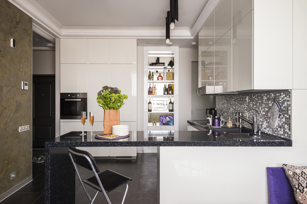 Bild på ett mellanstort funkis kök, med en nedsänkt diskho, släta luckor, bänkskiva i koppar, stänkskydd med metallisk yta, stänkskydd i metallkakel, en halv köksö, vita skåp och grått golv