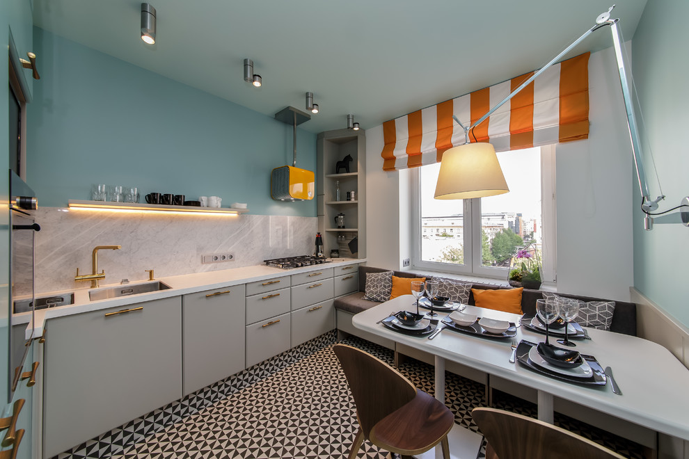 Foto på ett funkis linjärt kök och matrum, med en undermonterad diskho, släta luckor, grå skåp, grått stänkskydd, stänkskydd i marmor och flerfärgat golv