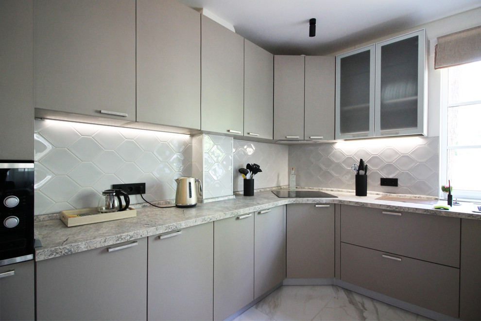 Modern inredning av ett stort grå grått kök, med en nedsänkt diskho, släta luckor, bruna skåp, laminatbänkskiva, grått stänkskydd, stänkskydd i keramik, rostfria vitvaror, klinkergolv i porslin och vitt golv
