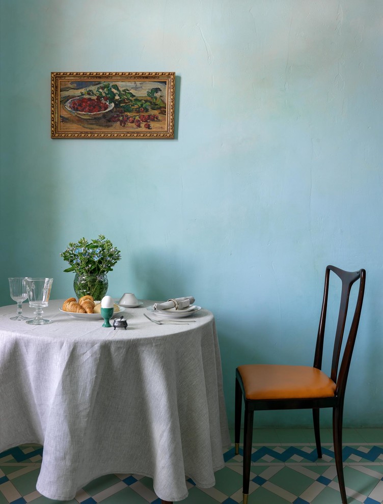 Источник вдохновения для домашнего уюта: маленькая прямая кухня в стиле фьюжн с обеденным столом, одинарной мойкой, фасадами с утопленной филенкой, белыми фасадами, столешницей из меди, разноцветным фартуком, фартуком из керамической плитки, белой техникой, полом из керамической плитки, разноцветным полом и оранжевой столешницей для на участке и в саду