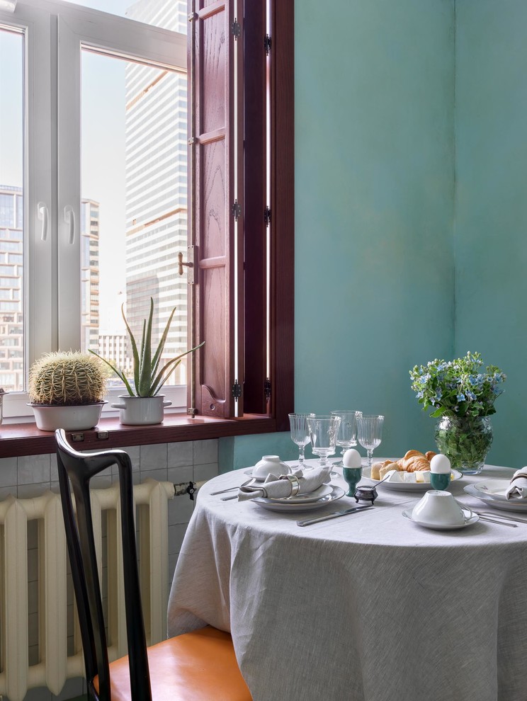 Идея дизайна: маленькая прямая кухня в стиле ретро с обеденным столом, одинарной мойкой, фасадами с утопленной филенкой, белыми фасадами, столешницей из меди, разноцветным фартуком, фартуком из керамической плитки, белой техникой, полом из керамической плитки, разноцветным полом и оранжевой столешницей для на участке и в саду
