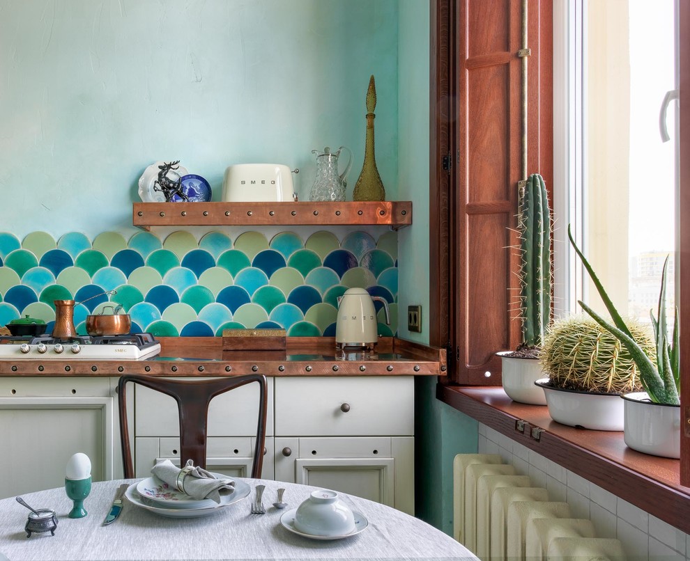 Пример оригинального дизайна: маленькая прямая кухня в стиле фьюжн с обеденным столом, одинарной мойкой, фасадами с утопленной филенкой, белыми фасадами, столешницей из меди, разноцветным фартуком, фартуком из керамической плитки, белой техникой, полом из керамической плитки, разноцветным полом и оранжевой столешницей для на участке и в саду