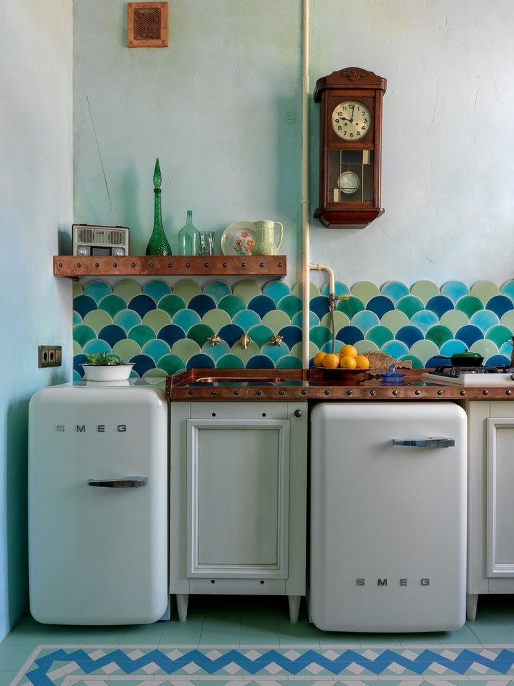 Foto på ett litet eklektiskt orange linjärt kök och matrum, med en enkel diskho, luckor med infälld panel, vita skåp, bänkskiva i akrylsten, flerfärgad stänkskydd, stänkskydd i keramik, vita vitvaror, klinkergolv i keramik och flerfärgat golv