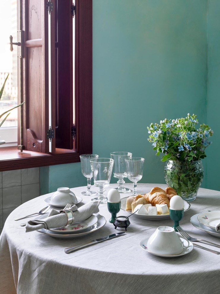 Источник вдохновения для домашнего уюта: маленькая прямая кухня в стиле фьюжн с обеденным столом, одинарной мойкой, фасадами с утопленной филенкой, белыми фасадами, столешницей из меди, разноцветным фартуком, фартуком из керамической плитки, белой техникой, полом из керамической плитки, разноцветным полом и оранжевой столешницей для на участке и в саду