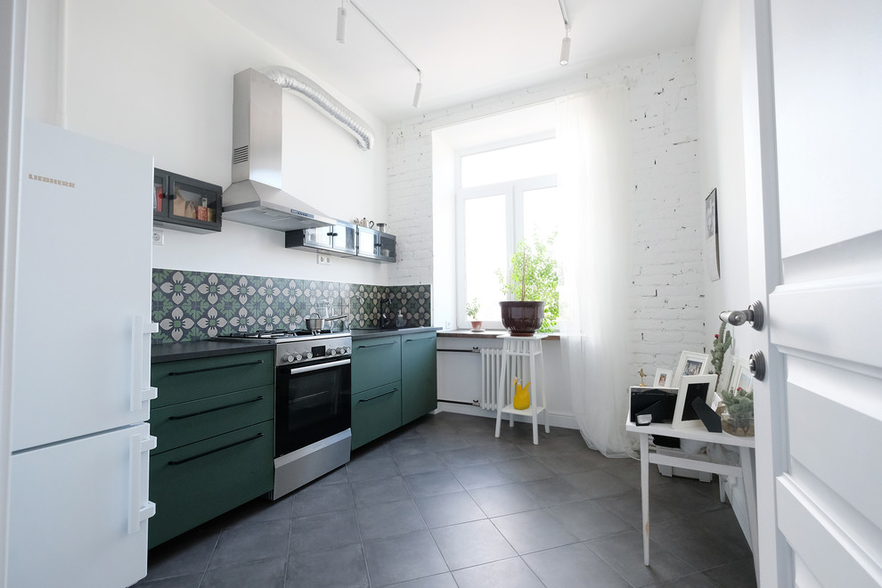 Inspiration för avskilda, mellanstora skandinaviska linjära kök, med släta luckor, gröna skåp, flerfärgad stänkskydd, rostfria vitvaror, klinkergolv i keramik och grått golv