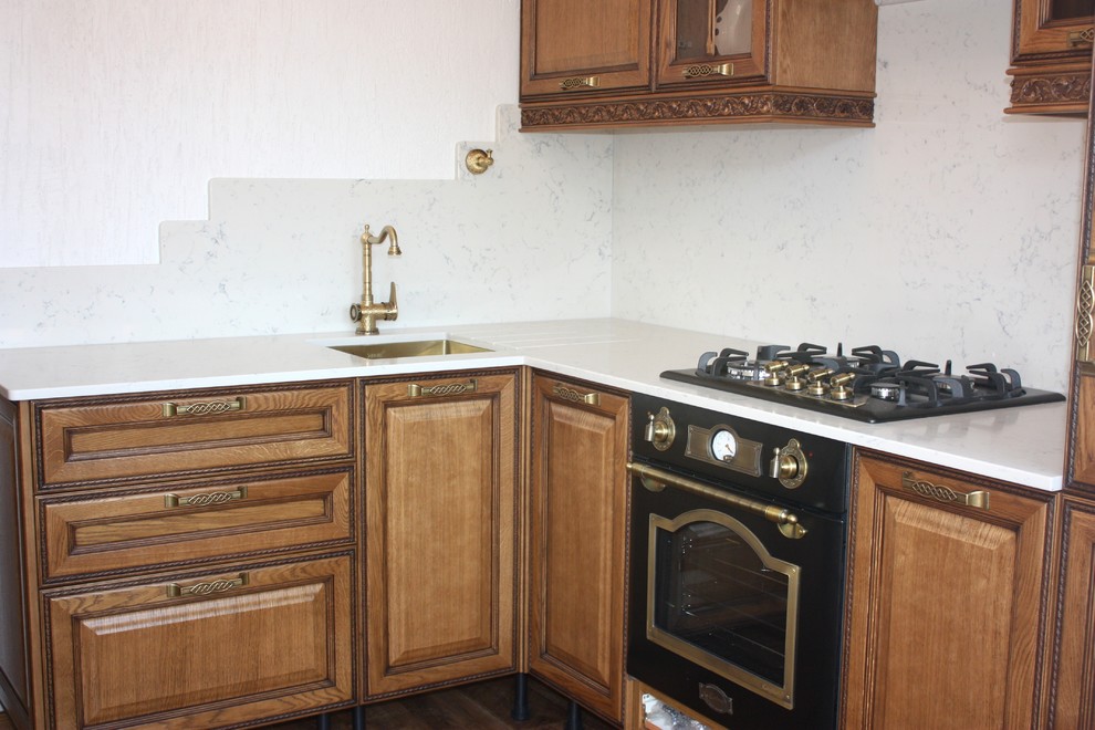 Стильный дизайн: угловая кухня среднего размера с одинарной мойкой, столешницей из кварцевого агломерата, белым фартуком и белой столешницей - последний тренд