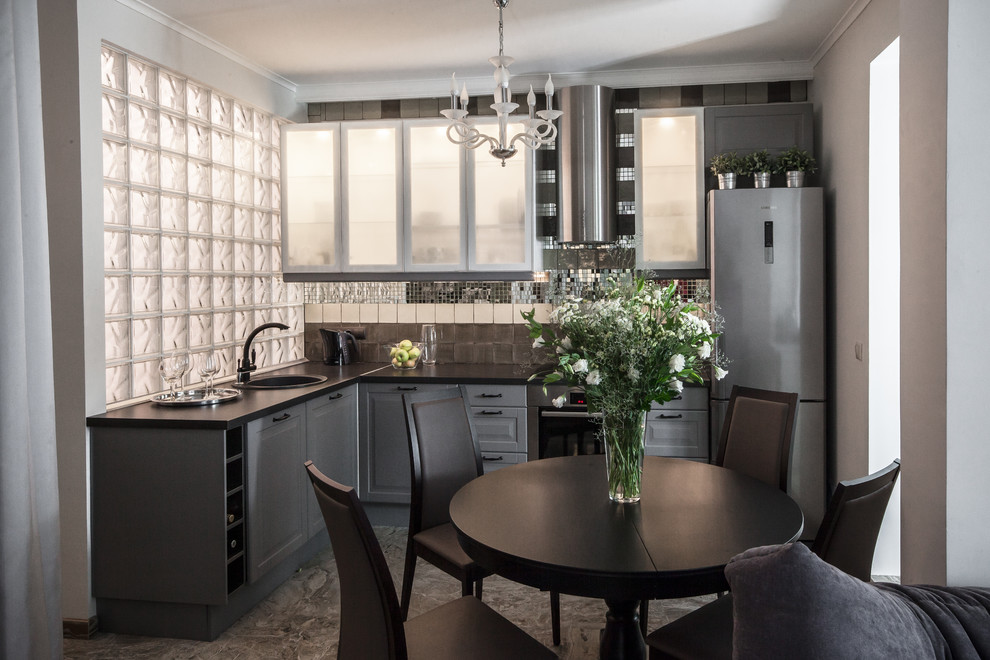 Idéer för att renovera ett mellanstort funkis kök, med luckor med upphöjd panel, grå skåp, laminatbänkskiva, spegel som stänkskydd, rostfria vitvaror, klinkergolv i porslin, en nedsänkt diskho och flerfärgad stänkskydd