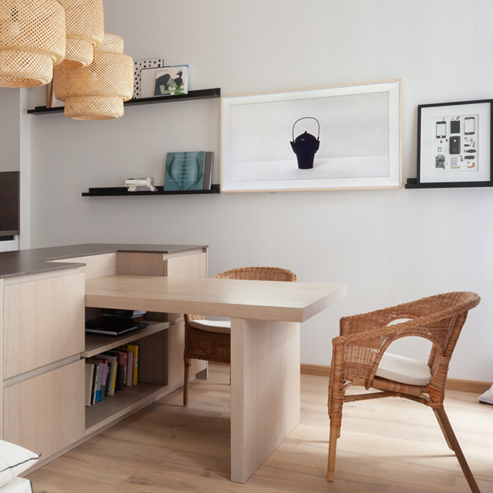 Idées déco pour une cuisine scandinave en bois clair avec un placard à porte plane, parquet clair, un sol beige et un plan de travail gris.