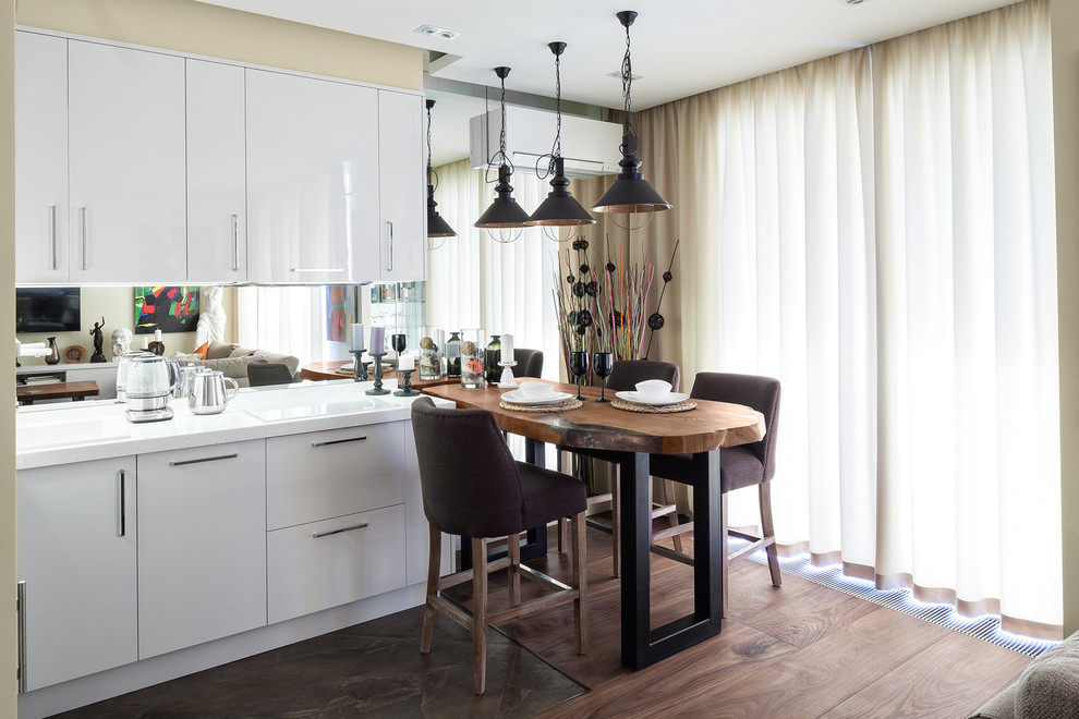 Foto de cocina contemporánea con armarios con paneles lisos, puertas de armario blancas, salpicadero con efecto espejo, suelo de madera en tonos medios y cortinas
