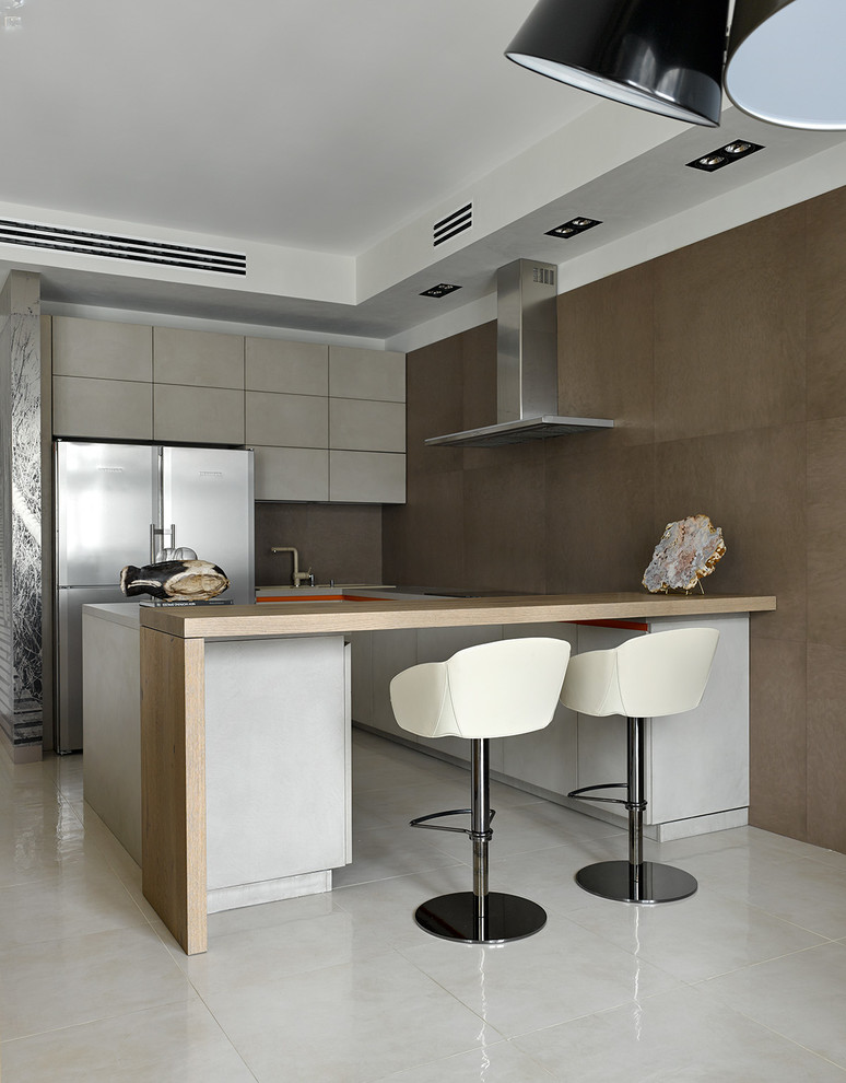 Offene Moderne Küche in U-Form mit flächenbündigen Schrankfronten, Küchenrückwand in Braun, Küchengeräten aus Edelstahl, grauen Schränken und Halbinsel in Moskau
