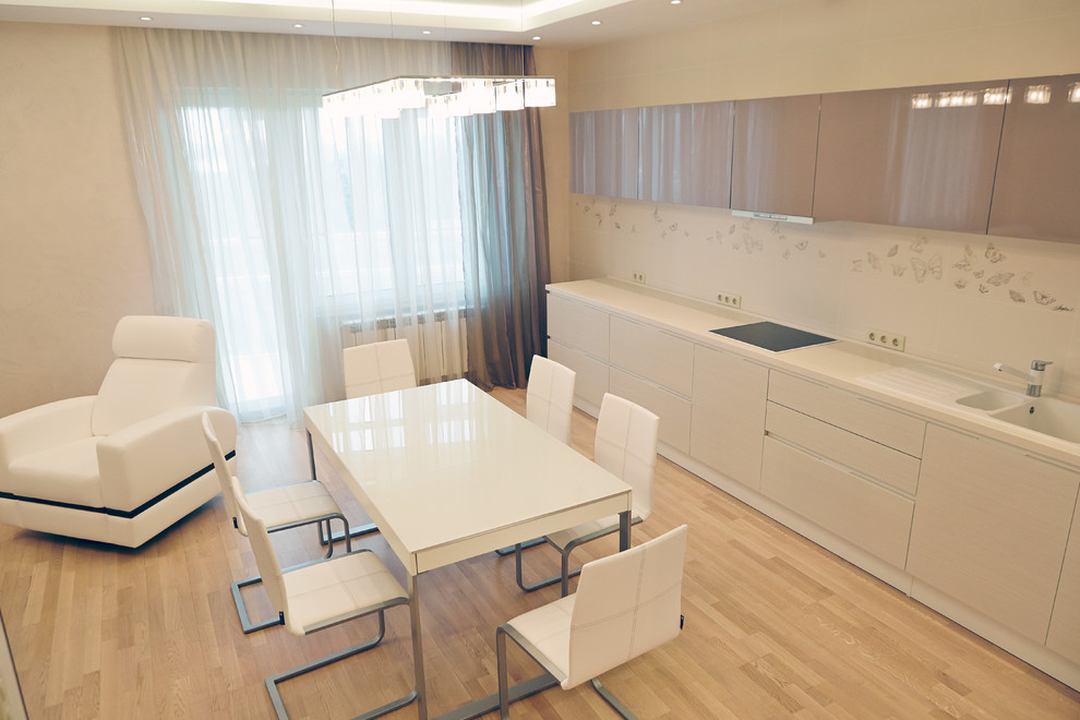 Foto de cocina comedor lineal contemporánea de tamaño medio con fregadero bajoencimera, armarios con paneles lisos, puertas de armario violetas, encimera de cuarzo compacto, salpicadero beige, salpicadero de azulejos de cerámica, electrodomésticos de acero inoxidable, suelo de madera clara y suelo beige