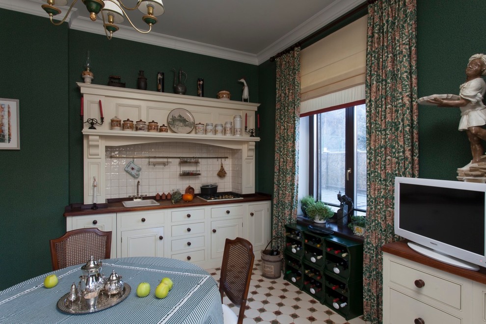 Foto de cocina clásica sin isla con fregadero encastrado, puertas de armario blancas, salpicadero blanco y cortinas