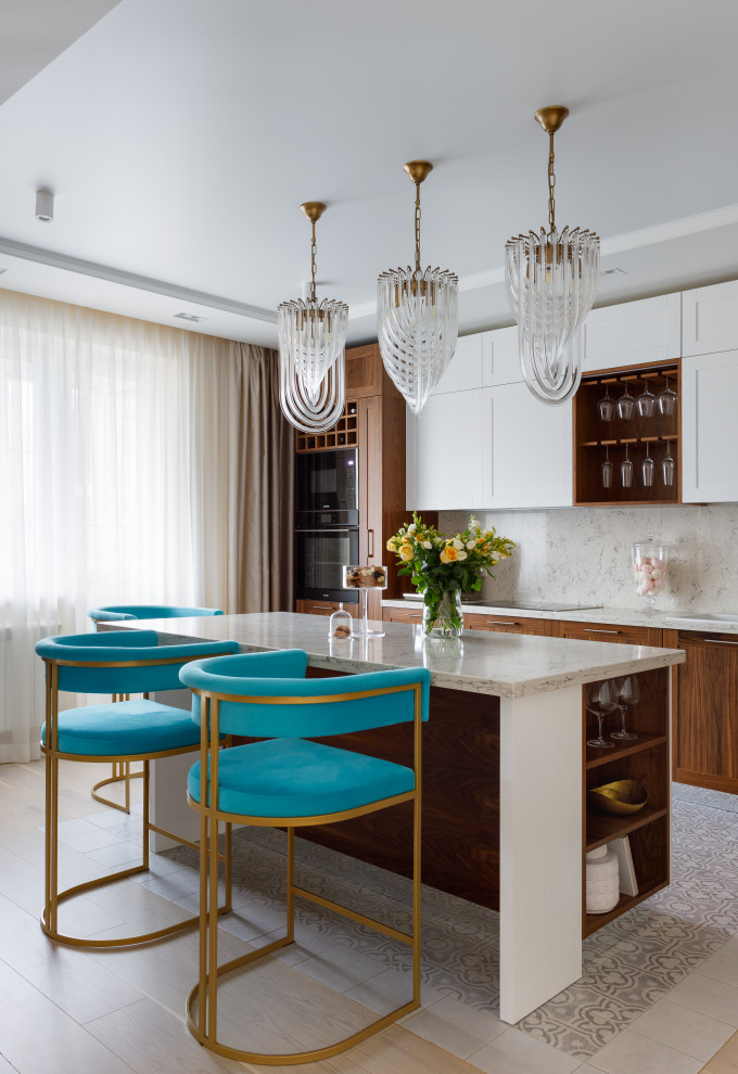 Foto di una cucina minimal con ante bianche, paraspruzzi beige e pavimento beige