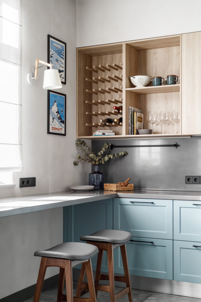 Exempel på ett mellanstort rustikt grå grått kök, med en undermonterad diskho, luckor med profilerade fronter, blå skåp, bänkskiva i koppar, grått stänkskydd, klinkergolv i porslin, en halv köksö och grått golv