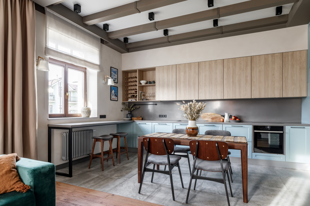 Источник вдохновения для домашнего уюта: большая кухня в стиле рустика с обеденным столом, полом из керамогранита, серым полом и балками на потолке