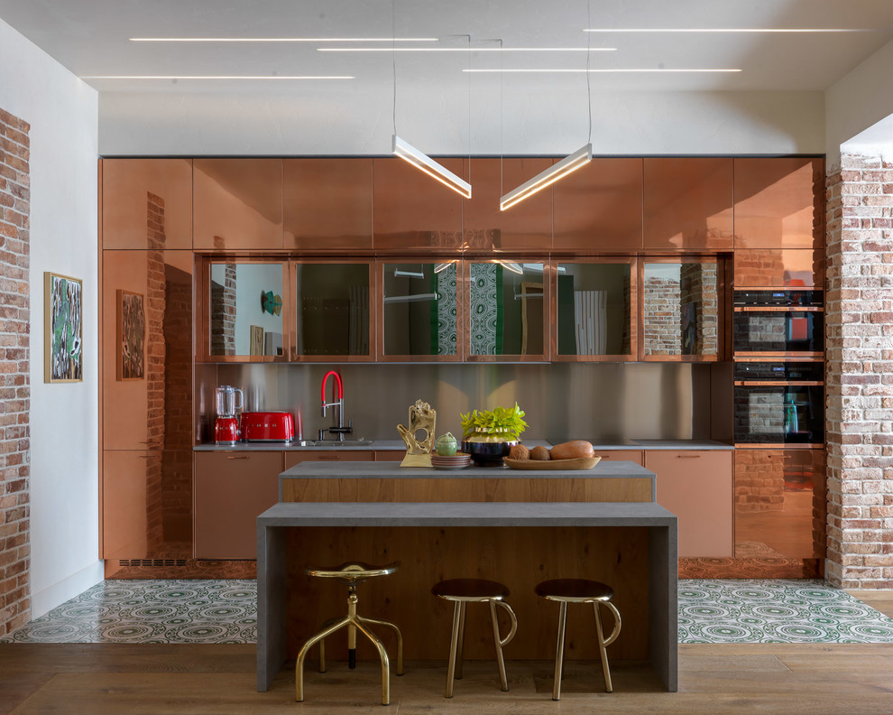 Idéer för ett modernt grå linjärt kök med öppen planlösning, med en nedsänkt diskho, släta luckor, bruna skåp, grått stänkskydd, en köksö och grönt golv