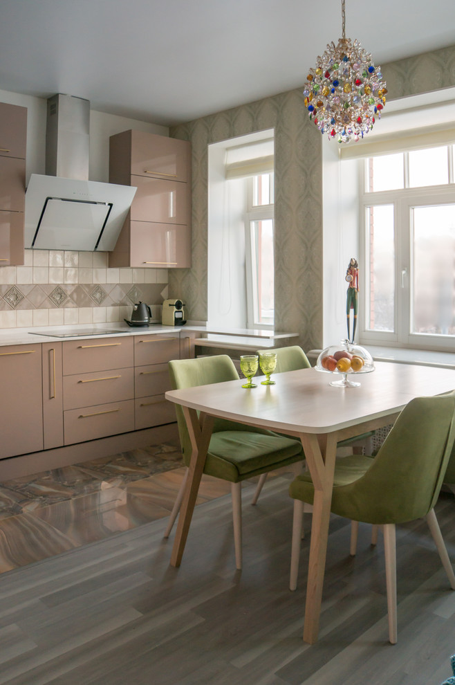Moderne Wohnküche mit flächenbündigen Schrankfronten, braunen Schränken, Küchenrückwand in Beige, grauem Boden, weißer Arbeitsplatte und Tapete in Sankt Petersburg