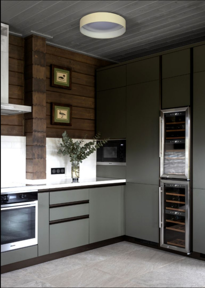 Exemple d'une grande cuisine tendance avec des portes de placard grises, une crédence blanche et un plan de travail blanc.