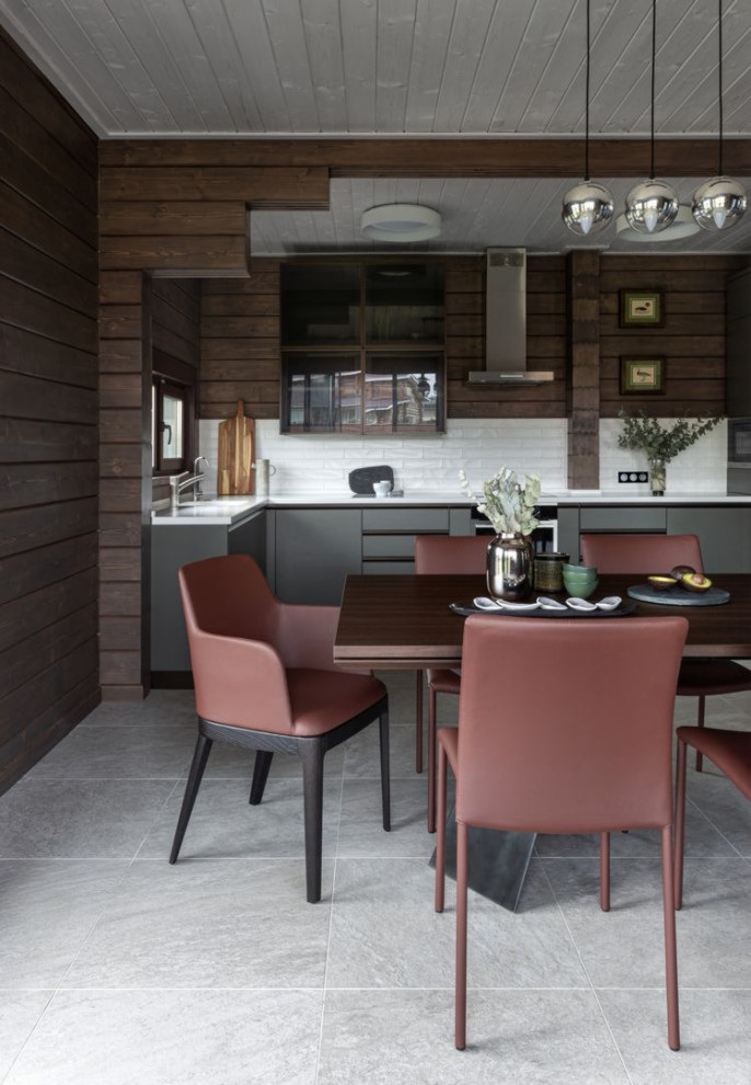 Стильный дизайн: большая кухня в современном стиле с серыми фасадами, белым фартуком и белой столешницей в частном доме - последний тренд