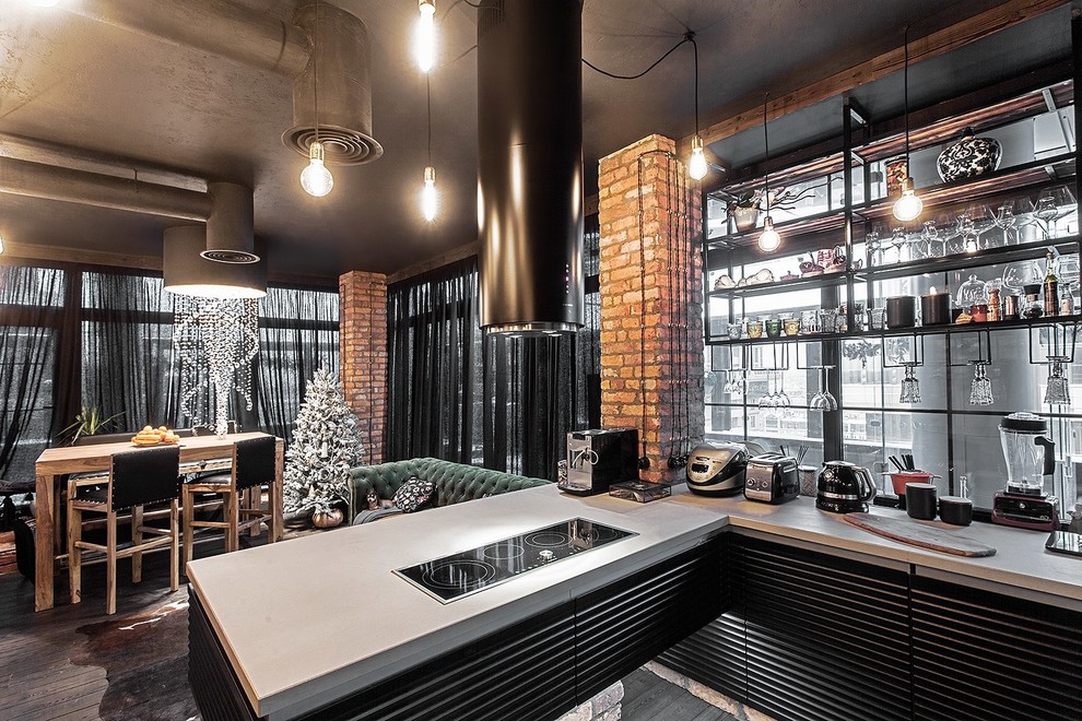 Стильный дизайн: п-образная кухня-гостиная в стиле лофт с полуостровом и черно-белыми фасадами - последний тренд