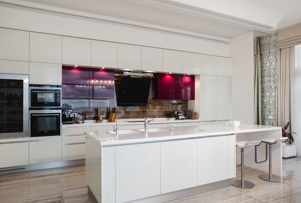 Идея дизайна: кухня-гостиная в современном стиле с монолитной мойкой, плоскими фасадами, белыми фасадами и островом