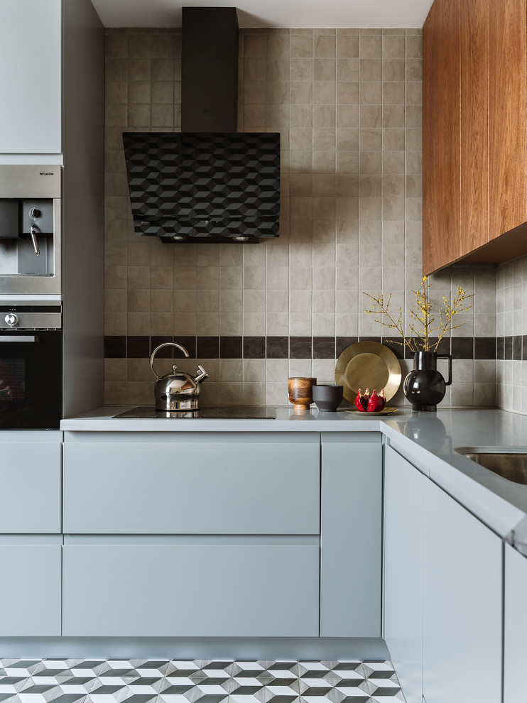 Inredning av ett modernt mellanstort grå grått kök, med en undermonterad diskho, släta luckor, grå skåp, bänkskiva i koppar, stänkskydd i porslinskakel, klinkergolv i porslin, flerfärgad stänkskydd, flerfärgat golv och rostfria vitvaror