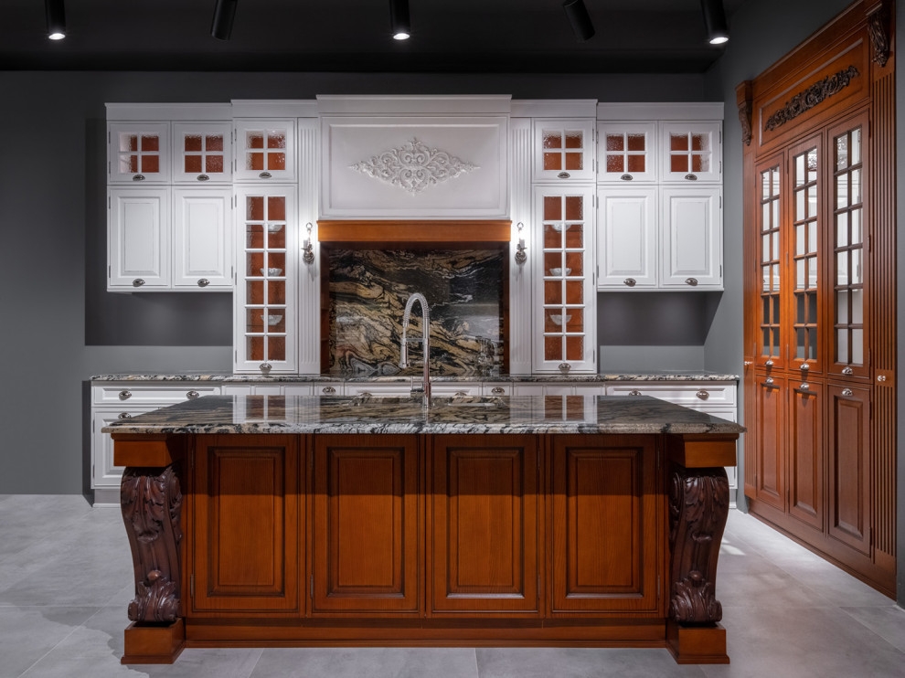 Immagine di una grande cucina classica chiusa con ante con bugna sagomata e ante in legno scuro