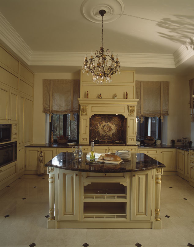 Klassische Küche mit beigen Schränken, Marmor-Arbeitsplatte, bunter Rückwand, Rückwand aus Mosaikfliesen, Marmorboden und Kücheninsel in Moskau