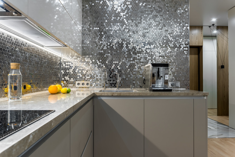 Immagine di una cucina design con lavello sottopiano, ante lisce, ante grigie, paraspruzzi a effetto metallico, paraspruzzi con piastrelle a mosaico e top beige