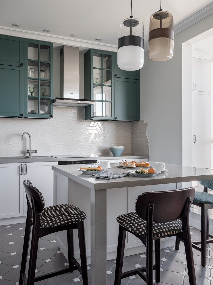 Bild på ett avskilt, litet vintage grå grått l-kök, med en undermonterad diskho, gröna skåp, bänkskiva i koppar, grått stänkskydd, stänkskydd i keramik, klinkergolv i keramik, en köksö, grått golv och luckor med infälld panel