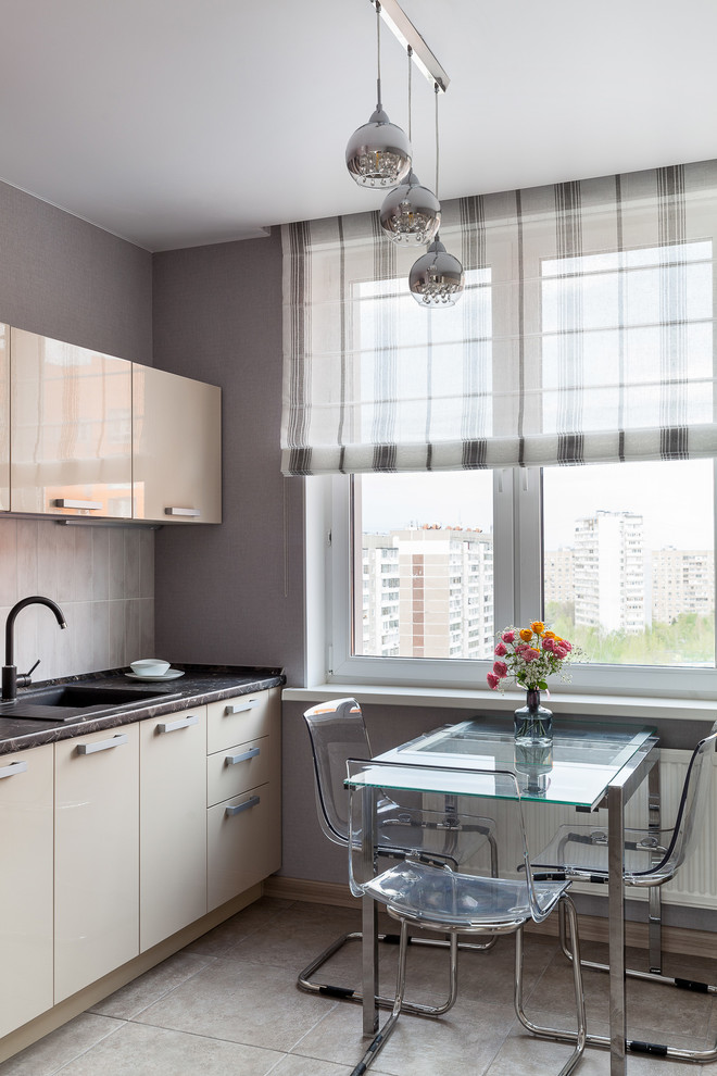 Zweizeilige, Mittelgroße Moderne Wohnküche in Moskau