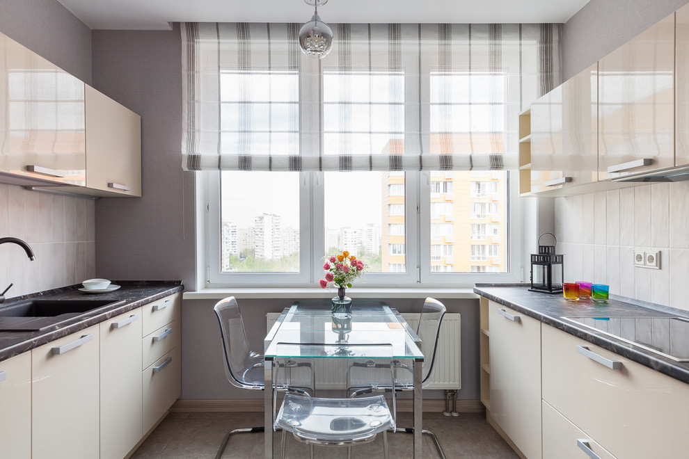 Zweizeilige, Mittelgroße Moderne Wohnküche mit Einbauwaschbecken, flächenbündigen Schrankfronten, Laminat-Arbeitsplatte, Küchenrückwand in Weiß, Rückwand aus Keramikfliesen, Keramikboden, grauem Boden, brauner Arbeitsplatte und beigen Schränken in Moskau