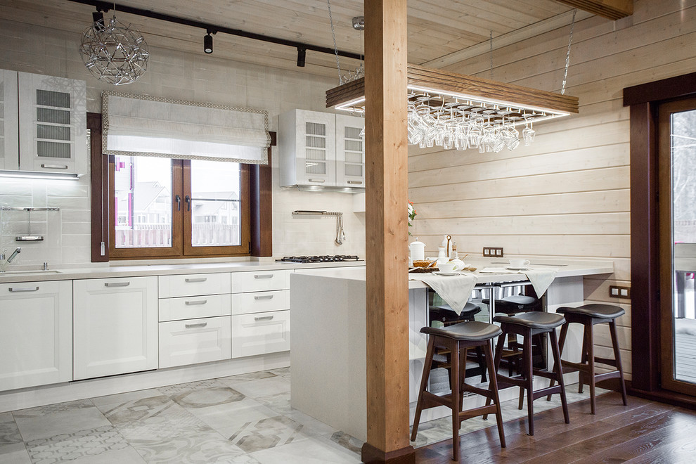 Idéer för att renovera ett mellanstort lantligt kök med öppen planlösning, med en undermonterad diskho, luckor med infälld panel, vita skåp, vitt stänkskydd och en köksö