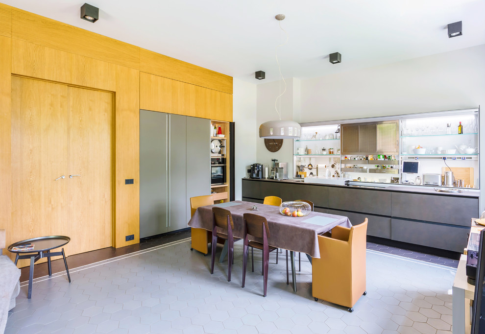 Immagine di una grande cucina contemporanea con ante lisce, nessuna isola, pavimento grigio, top grigio e ante grigie