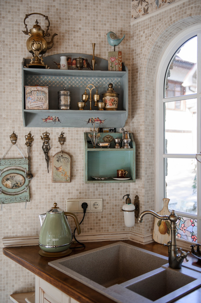 Источник вдохновения для домашнего уюта: маленькая прямая кухня в стиле шебби-шик с обеденным столом, бежевыми фасадами, бежевым фартуком, двойной мойкой и фартуком из плитки мозаики без острова для на участке и в саду