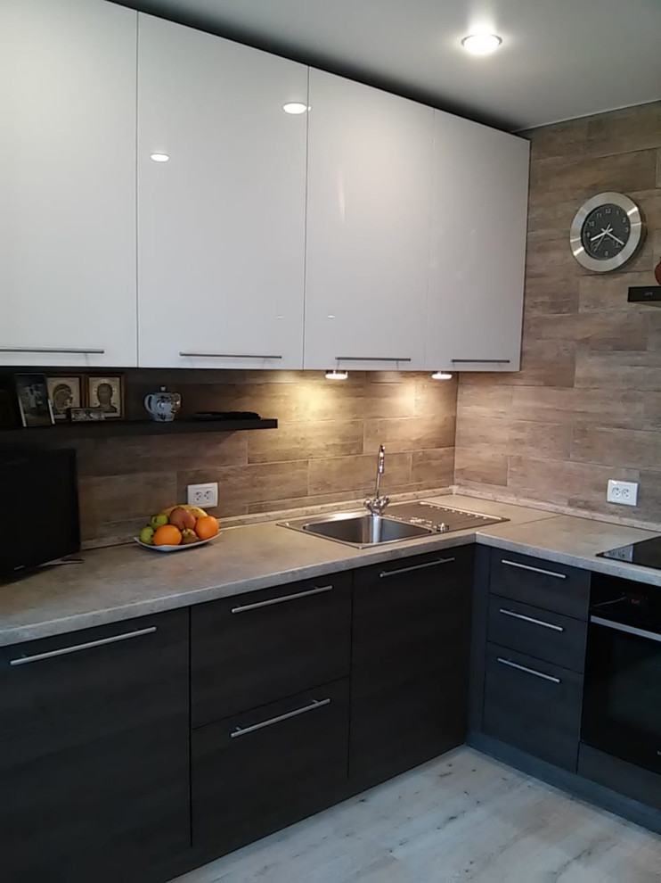 Medium sized contemporary l-shaped enclosed kitchen in Yekaterinburg with a submerged sink, flat-panel cabinets, dark wood cabinets, laminate countertops, brown splashback, ceramic splashback, stainless steel appliances and beige worktops.