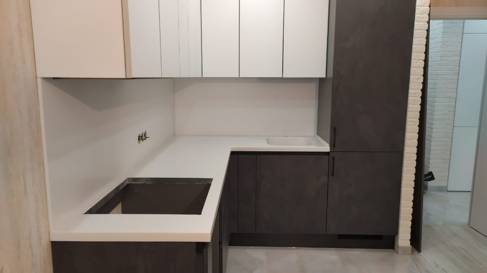 Foto di una piccola cucina a L design chiusa con lavello sottopiano, ante bianche, top in superficie solida, paraspruzzi bianco, nessuna isola e top bianco