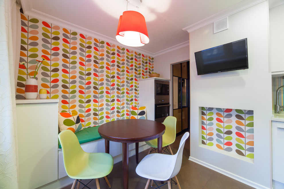 Свежая идея для дизайна: кухня в современном стиле с обоями на стенах и диваном - отличное фото интерьера